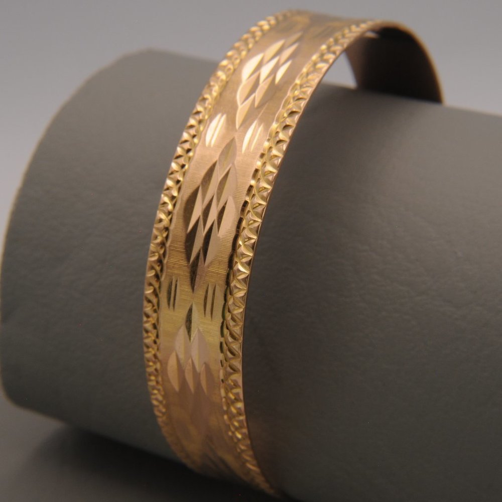 18K Yellow Gold Bangle - Solid Substantial Piece -  Scallop Edge